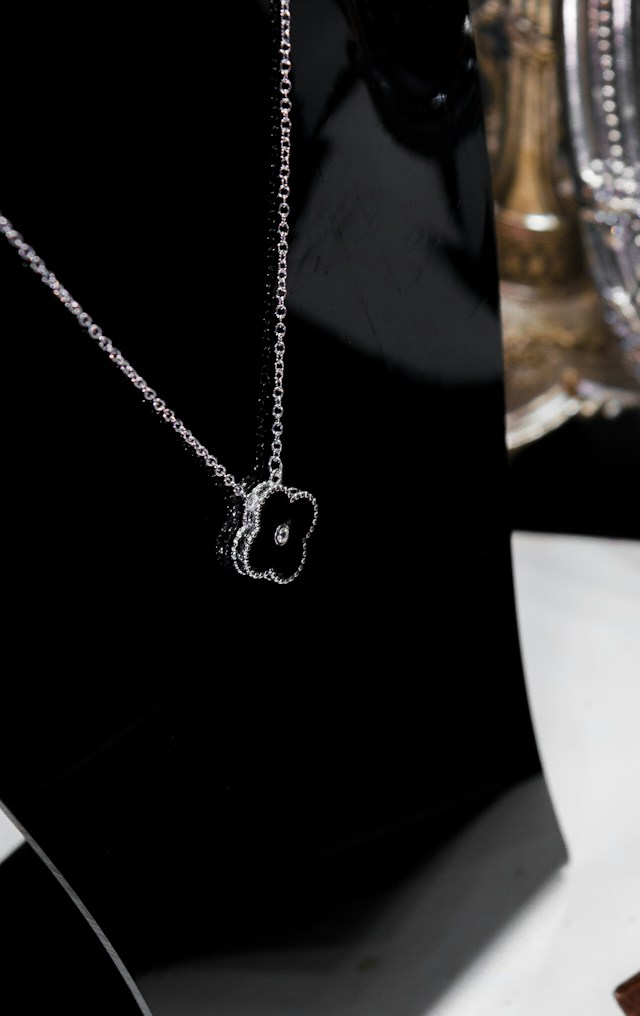 Une chaîne en argent, le détail discret qui accompagne les souvenirs